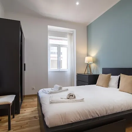 Almirante Deluxe By Homing Apartment